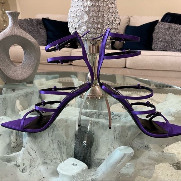 Authentic NIB Versace Pin-Point Leather Sandal Women's - Picture 5 of 15